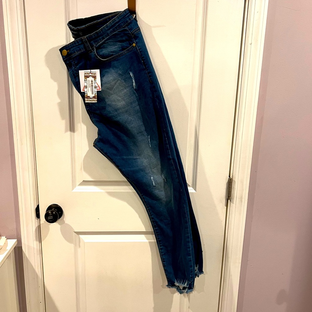 Boohoo plus size super distressed raw hem skinny jeans size 20.